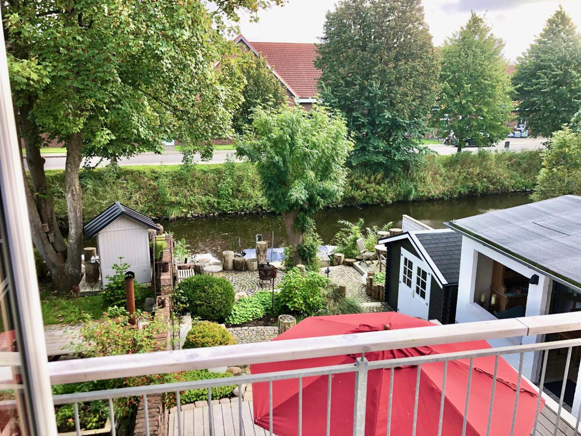 Gaestehaus Kajuete Direkt Am Wasser Friedrichstadt Exterior photo