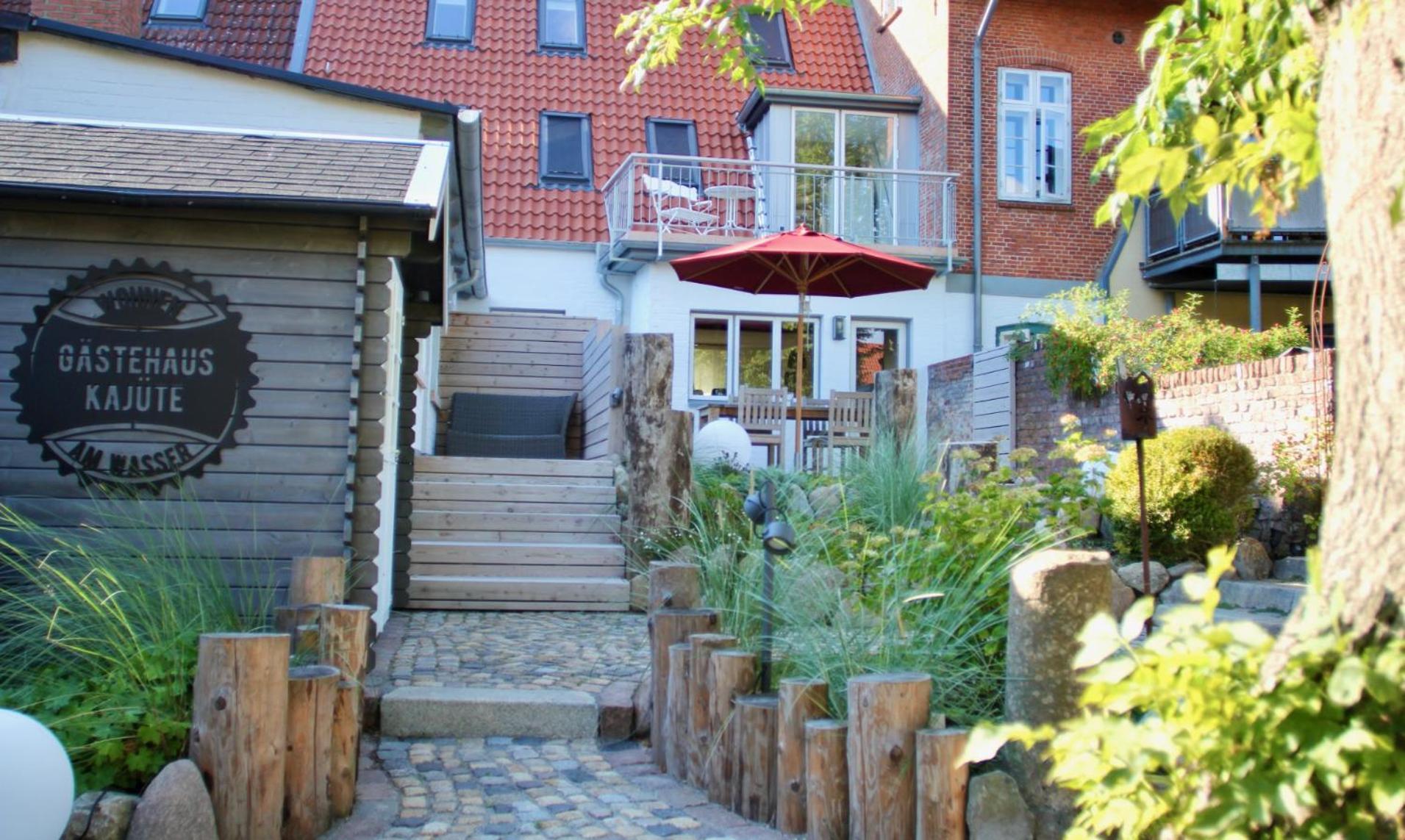 Gaestehaus Kajuete Direkt Am Wasser Friedrichstadt Exterior photo