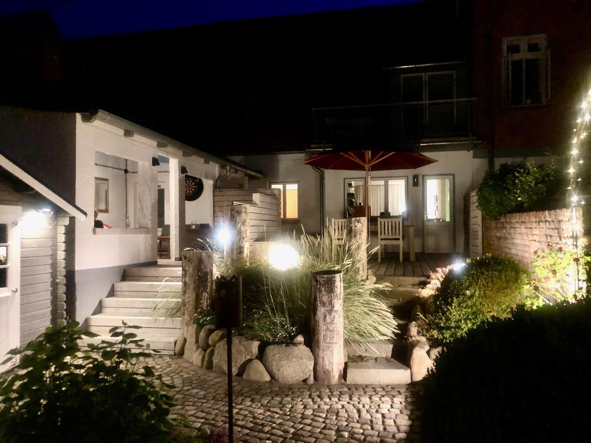 Gaestehaus Kajuete Direkt Am Wasser Friedrichstadt Exterior photo